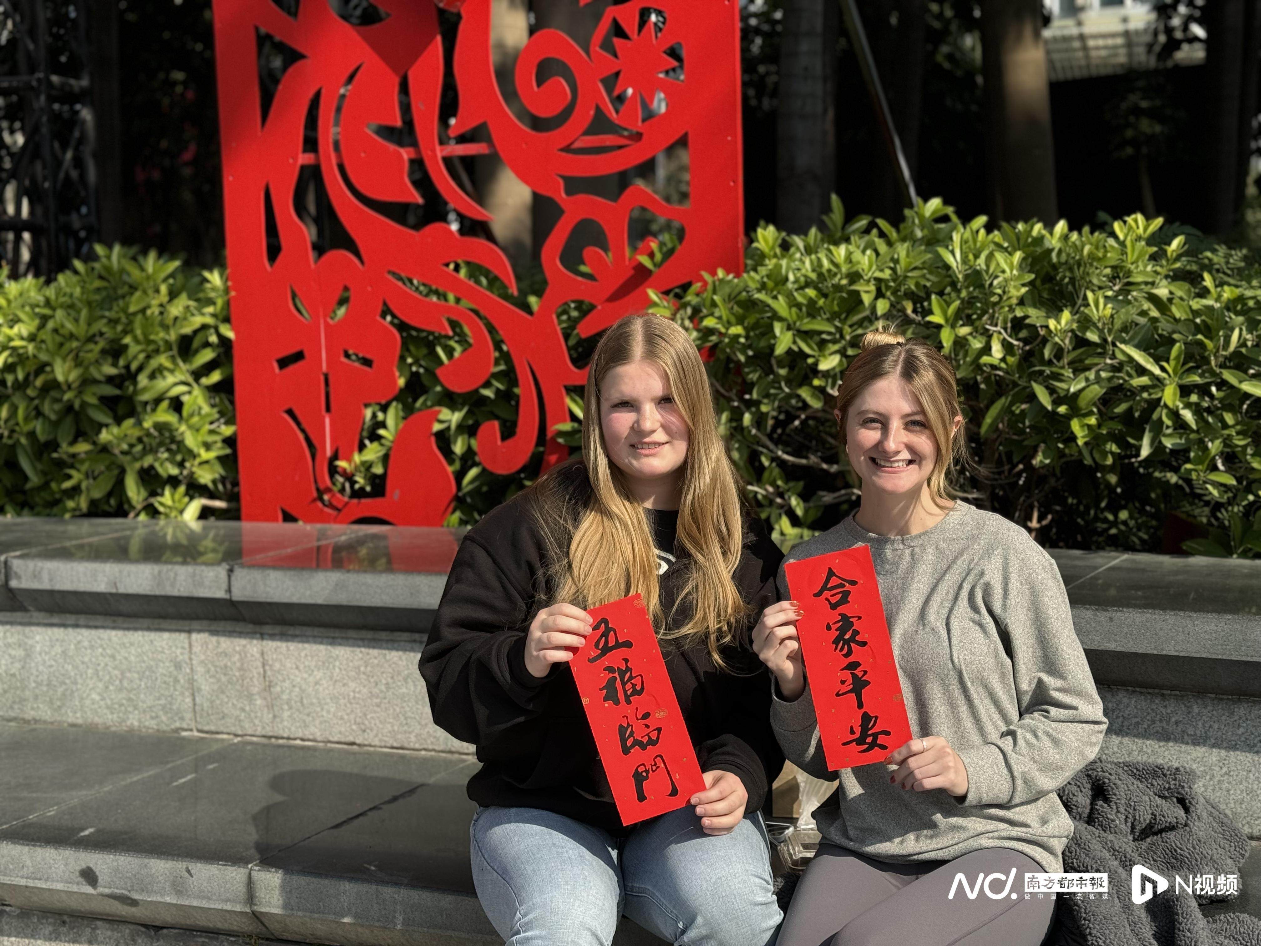 老外开心留粤过春节！行花街吃粤菜跨境支付so easy(图5)