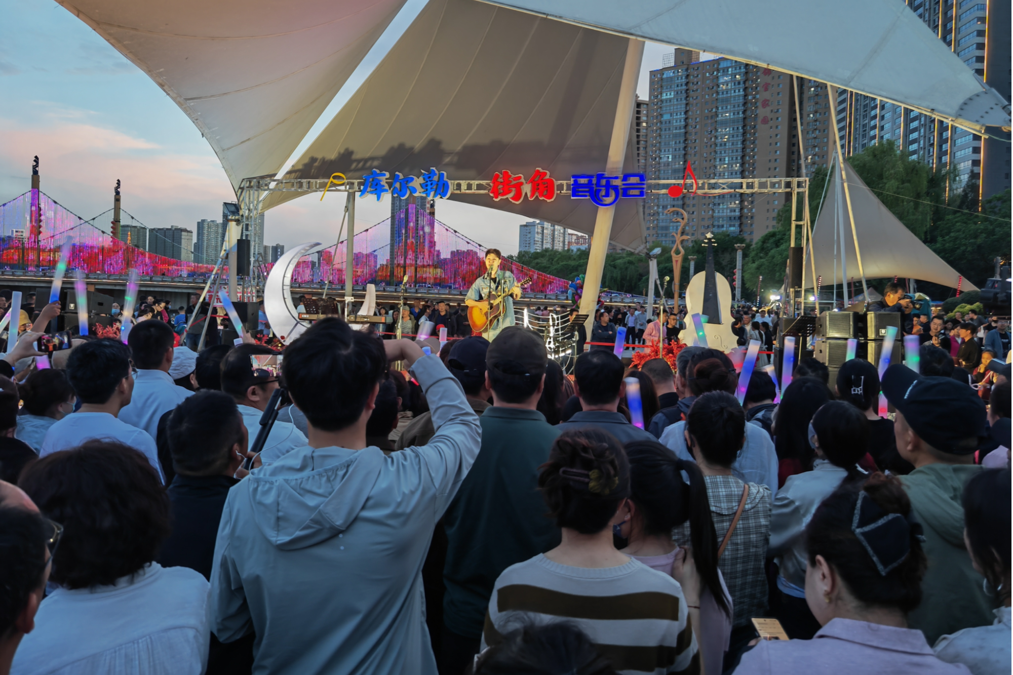 库尔勒：文旅融合亮点纷呈假日经济活力尽显(图1)