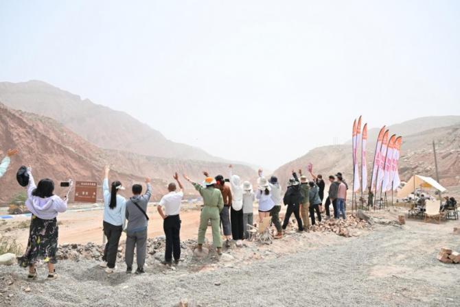 2025爱跑中国环塔国际拉力赛激情开赛 中国石化观赛活动添彩“体育+文旅”盛宴(图2)