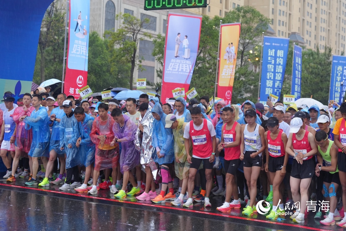 風雨無阻！2025西寧半程馬拉鬆激情開跑(图1)