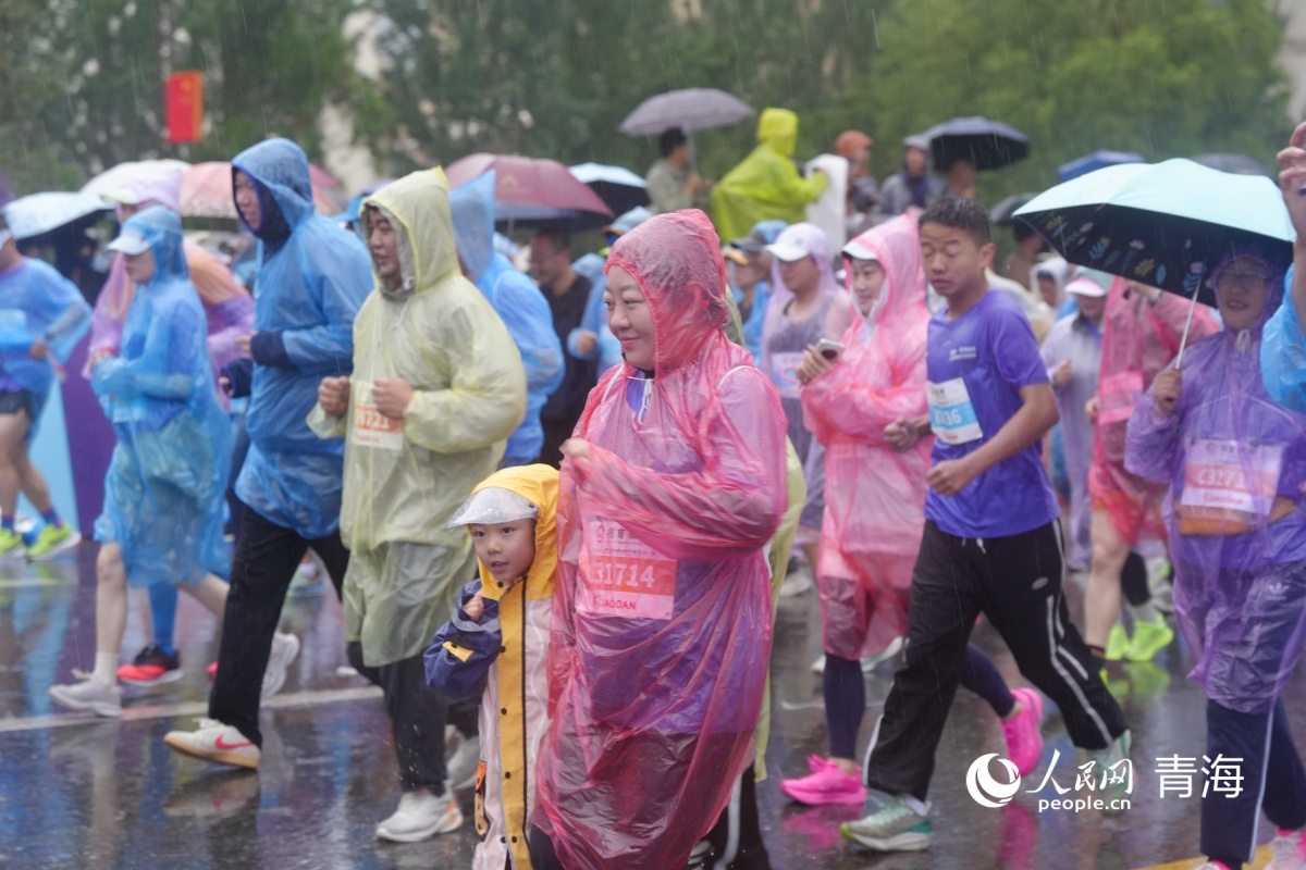 風雨無阻！2025西寧半程馬拉鬆激情開跑(图4)