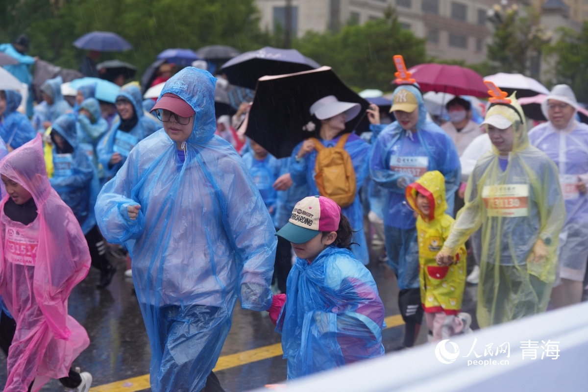 風雨無阻！2025西寧半程馬拉鬆激情開跑(图5)