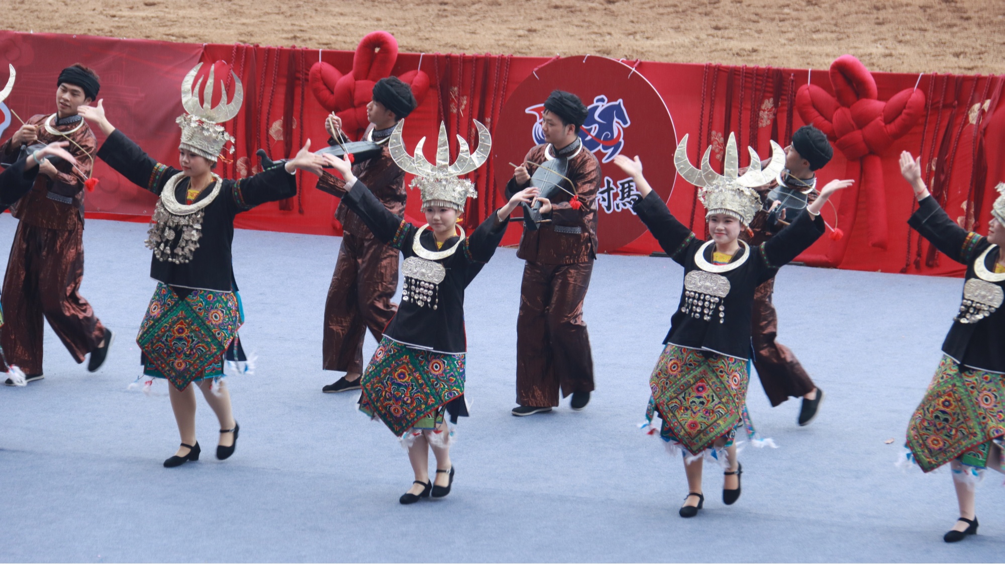 贵州三都“村马”赛事火爆春节假期前8天带动旅游收入285亿元(图2)