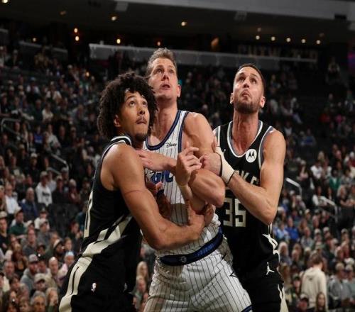 爆冷碾压！雄鹿缺核惨败39分班凯罗33+封神波蒂斯创历史(图3)